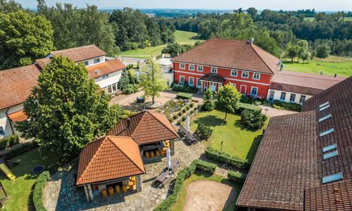 Podkrkonoší blízko hospitálu Kuks a zoo ve Dvoře Králové: Farma Nová Amerika se snídaněmi + dětské hřiště