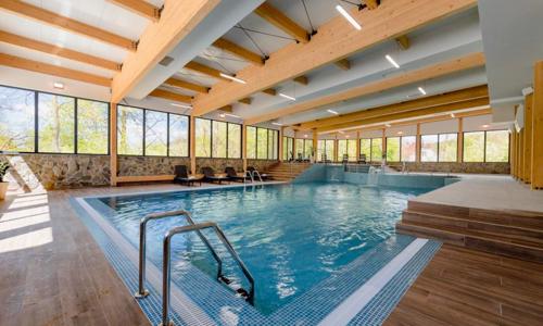 Polské Beskydy: Country Club Żywiec se snídaněmi + wellness (bazén, vířivka, 3 sauny), posilovna a herna