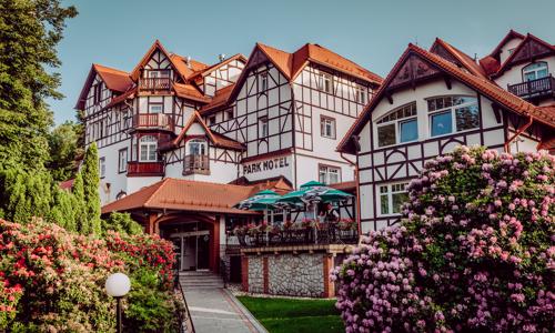 Polské lázně 8 km od hranic: Świeradów-Zdrój v Park Hotelu KUR & SPA **** s polopenzí a relaxační procedurou