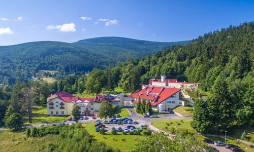Polsko: Jizerské hory jen 2 km od Česka v Resortu Klinika Młodości s polopenzí a neomezeným wellness centrem