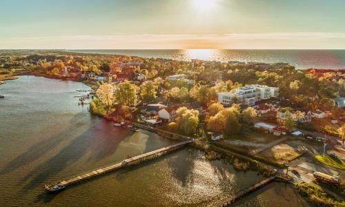 Polsko u moře a jezera: Mielno v Molo Park Aparthotelu se snídaní a wellness (bazén, sauna) + dětské animace