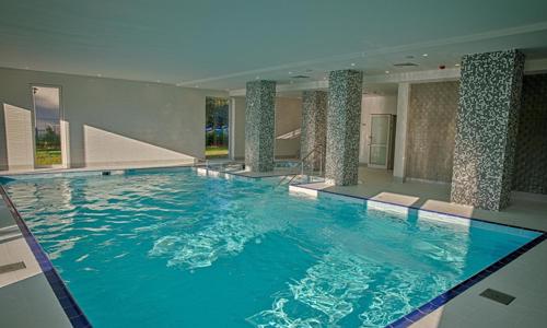 Polsko u mořské promenády a jezera: Mielno Holiday Apartments s polopenzí + wellness, herna, dětský koutek