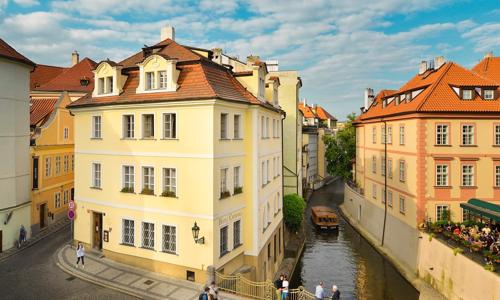 Praha přímo v centru nedaleko Karlova mostu v Hotelu Čertovka **** se snídaněmi, vínem a mísou ovoce