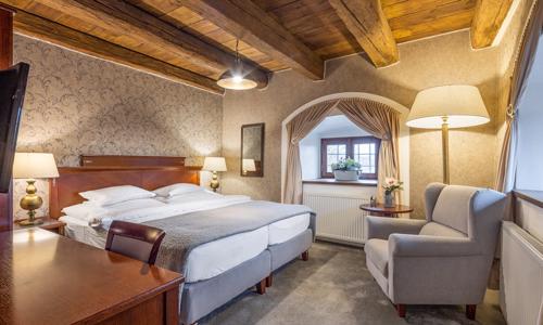 Praha: Romantický Pytloun Zámecký Hotel Ctěnice **** v pokoji Deluxe se snídaněmi, tapas + vstupy na výstavy