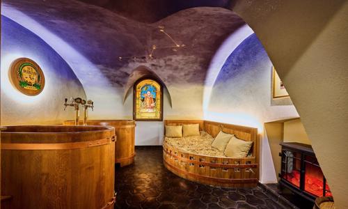 Praha u Pražského hradu ve Chateaux Spa Beerland® s neomezenou konzumací piva a pivní koupelí v dubové kádi