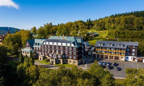 Pustevny: Prostřední Bečva v historickém horském Hotelu Tanečnica *** se snídaní či polopenzí + bazén a vyžití