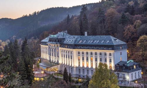 Radonové lázně Jáchymov: Hotel Radium Palace **** s polopenzí a lázeňským centrem (bazény a sauny) + masáž