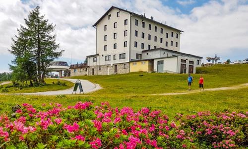 Rakouské Alpy: Léto v Hotelu Tauplitzalm *** s polopenzí, saunami, výletním vláčkem a vyžitím + dítě zdarma