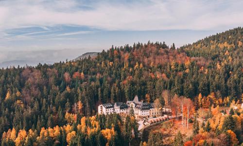 Relax na Karlovarsku: Zámek Lužec Spa & Wellness Resort **** s polopenzí, bazénem a saunami + víno a procedury
