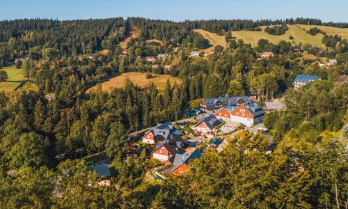Relax v Jizerských horách: Jóga & Wellness Resort Uko se snídaní/polopenzí + bazénem, vířivkou a 3 saunami