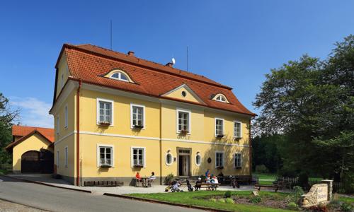 Relaxační nebo golfový pobyt u Tábora: Penzion Černická Obora se snídaní či polopenzí, infrasaunou a slevou