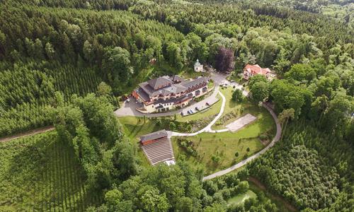 Rychnov nad Kněžnou: Hotel Studánka **** obklopený přírodou s polopenzí, wellness, romantickou koupelí + zábal