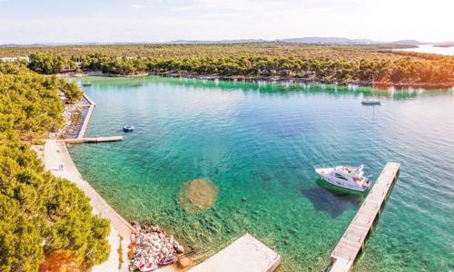 Severní Dalmácie v Crvena Luka Hotelu IN **** s bufetovými snídaněmi a wellness + vstup na soukromou pláž