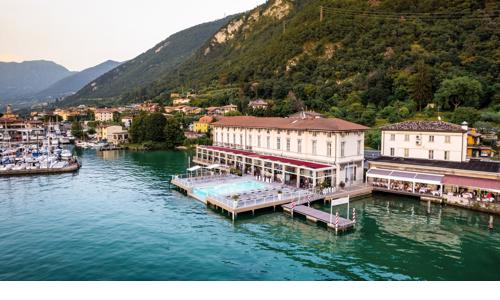 Severní Itálie v elegantním Hotelu Araba Fenice **** přímo na břehu Lago d'Iseo + venkovní bazény a snídaně