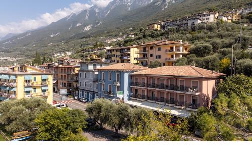 Severní Itálie v Hotelu Smeraldo *** na břehu Lago di Garda s polopenzí + soukromá pláž, výlet lodí a kolárna