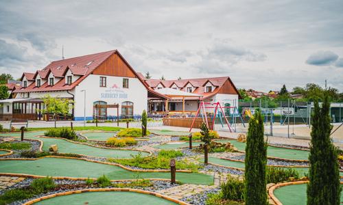 Slovácký dvůr v chatkách i penzionu se snídaní/polopenzí, přírodním koupalištěm a nejen sportovním vyžitím