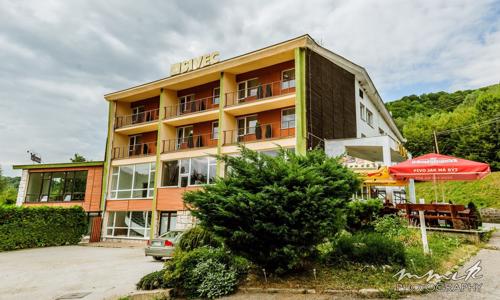 Slovensko přímo u vodní nádrže Ružín a 25 km od Košic v Penzionu Sivec se snídaní či polopenzí