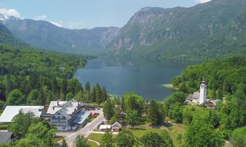 Slovinsko 100 m od Bohinjského jezera: Hotel Jezero **** se snídaní/polopenzí a vstupem do bazénu i sauny