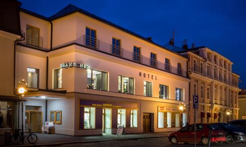 Střední Čechy blízko Kutné Hory: Čáslav přímo u památek v Hotelu Grand se snídaní + víno a degustační prkénko
