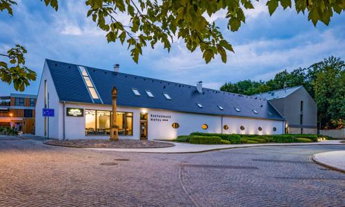 Střední Čechy naproti zámku a blízko Karlštejna a Prahy v Hotelu Panská zahrada **** s wellness a snídaněmi