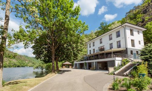 Střední Čechy nedaleko Slapské přehrady: Hotel Mandát se snídaní či polopenzí a welcome drinkem