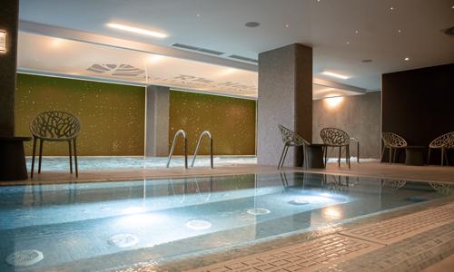 Stylový RM Hotel Wellness & Congress **** blízko Bojnic s polopenzí, wellness a fitness zónou + welcome drink