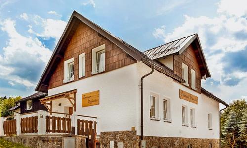 Šumava blízko atrakcí: Pobyt v Penzionu Samoty s polopenzí, krytým venkovním bazénem, posilovnou a hřištěm