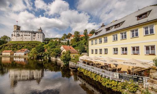 Šumava jen 1 km od hradu Rožmberk v Penzionu Rožmberk Inn se snídaněmi a láhví vína + dítě do 6 let zdarma