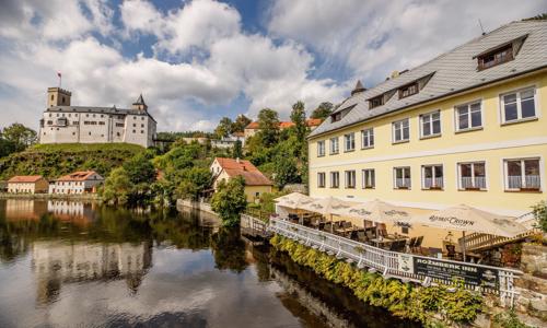 Šumava jen 1 km od hradu Rožmberk v Penzionu Rožmberk Inn se snídaněmi + láhev vína nebo vstup na prohlídku
