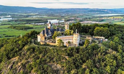 Teplice a České středohoří blízko ski areálů: Pobyt na historickém Hradě Doubravka + úschovna lyží a parkování