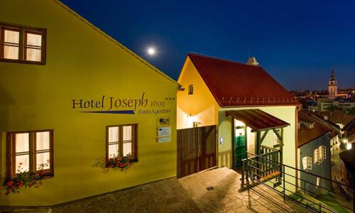 Třebíč 1 km od aquaparku v Hotelu Joseph 1699 **** se snídaní a historickou prohlídkou + domácí welcome drink