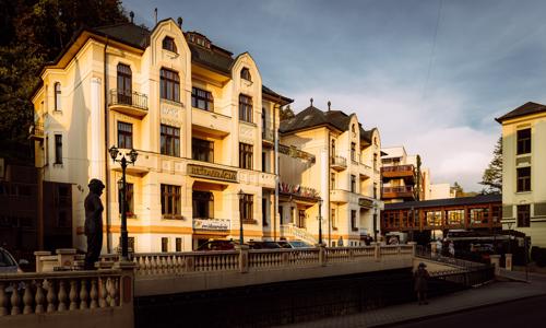 Trenčianske Teplice: Pobyt v Hotelu Most Slávy *** s polopenzí + neomezené wellness (bazén, sauna) a procedury