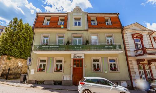 Trenčianske Teplice: Treehouse Apartments ve studiu či apartmánu + vstup do nového wellness Wellmed se saunami