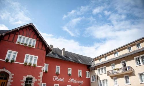 Trentino na břehu jezera: Grand Hotel Molveno *** s polopenzí, bazénem, soukromou jezerní pláží a slevami