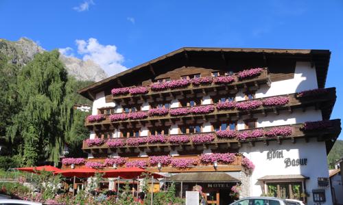 Tyrolsko blízko hranic a střediska St. Anton: Berghotel Basur **** s polopenzí, wellness a bohatým programem
