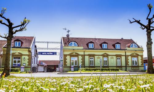 Uherský Brod blízko památek v Hotel & SPA centru Palmira *** se snídaní/polopenzí a privátní vířivkou a saunou