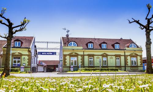 Uherský Brod blízko zámků v Hotel & SPA centru Palmira *** se snídaní/polopenzí a privátní vířivkou a saunou