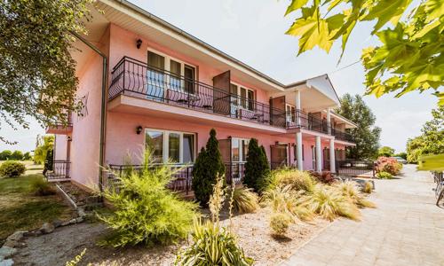 Velký Meder jen 350 m od termálních lázní v apartmánech Karmon Park se snídaní, masážním křeslem a vyžitím