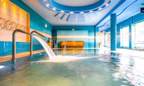 Velký Meder u aquaparku Thermal Corvinus ve Spa & Wellness Hotelu Orchidea *** s polopenzí, bazénem a saunami