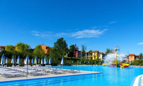 Veneto 2 km od Lago di Garda v resortu Belvedere Village se snídaní či polopenzí a 3 bazény + hřiště a animace