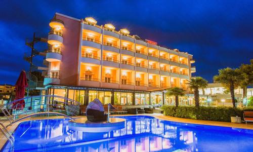 Vodice jen 200 metrů od pláže v Hotelu Miramare **** se snídaní či polopenzí a venkovním bazénem + dítě zdarma