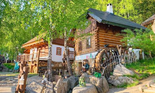 Vysočina: Pobyt ve stylové chatičce přímo v Pohádkové vesničce s polopenzí, bazénem a slevou + 2 děti zdarma