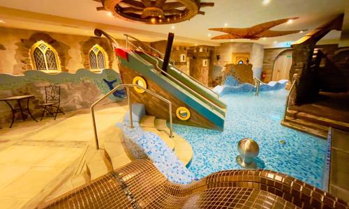 Vysočina u skiareálů: Hotel Podlesí *** s polopenzí a krytým bazénem + vstup do wellness a Pohádkové vesničky