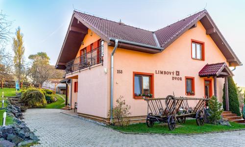 Vysoké Tatry a NP Slovenský ráj: Vrbov v Penzionu Limbový dvor se snídaní a vstupem do termálních lázní + víno