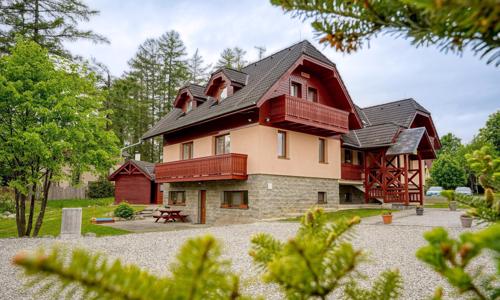 Vysoké Tatry: Pobyt ve Ville Domino se snídaní, sladkým dárkem, hydromasážní vanou a slevou do wellness centra