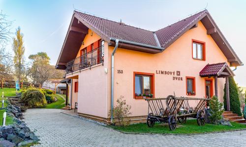 Vysoké Tatry: Vrbov v Penzionu Limbový dvor se snídaní a slevou do termálů a Tricklandie + víno, káva a čaj