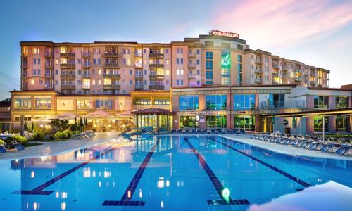 Zalakaros: Hotel Karos Spa **** s termálním wellness se 6 bazény a polopenzí či plnou penzí + dětský klub