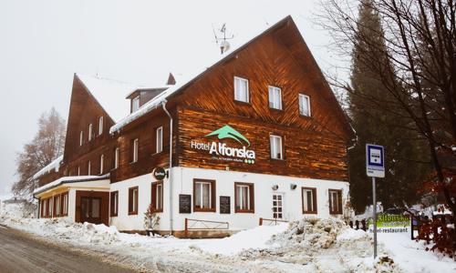 Západní Krkonoše přímo u lyžařského areálu: Dovolená v 900 m n. m. v Hotelu Alfonska *** s polopenzí a nápoji