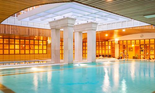 Zážitek: Celodenní vstupenka do Aronia Spa & Wellness v Budapešti s vyhřívanými bazény, saunami a fitness