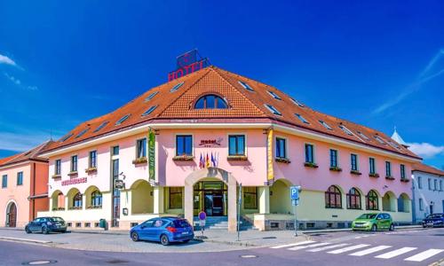 Znojmo v obklopení vinic: Rodinný Hotel N *** s polopenzí, láhví vína, návštěvou cukrárny a odpočinkem v sauně